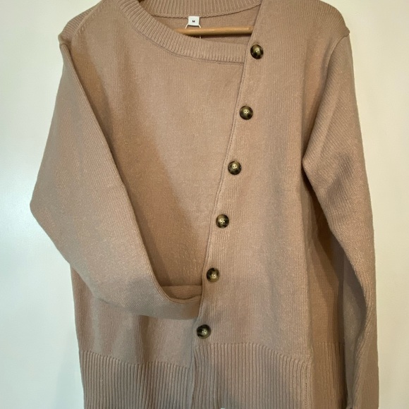 Asymmetrical button front sweater - Picture 3 of 3
